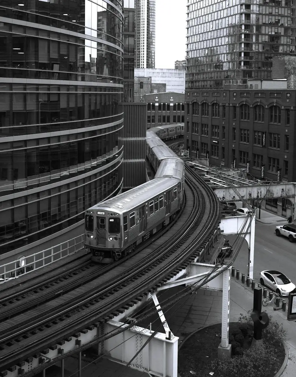 Asztalon papírvázlatok a weboldal készítés folyamatához, mellettük nyitott laptop kódszerkesztővel